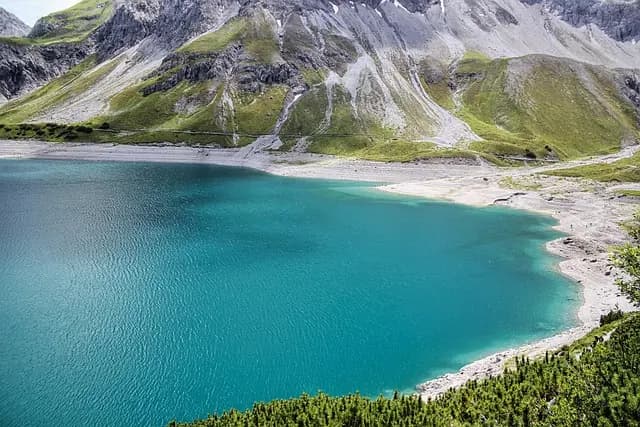 10 Pays à Découvrir pour Échapper au Tourisme de Masse